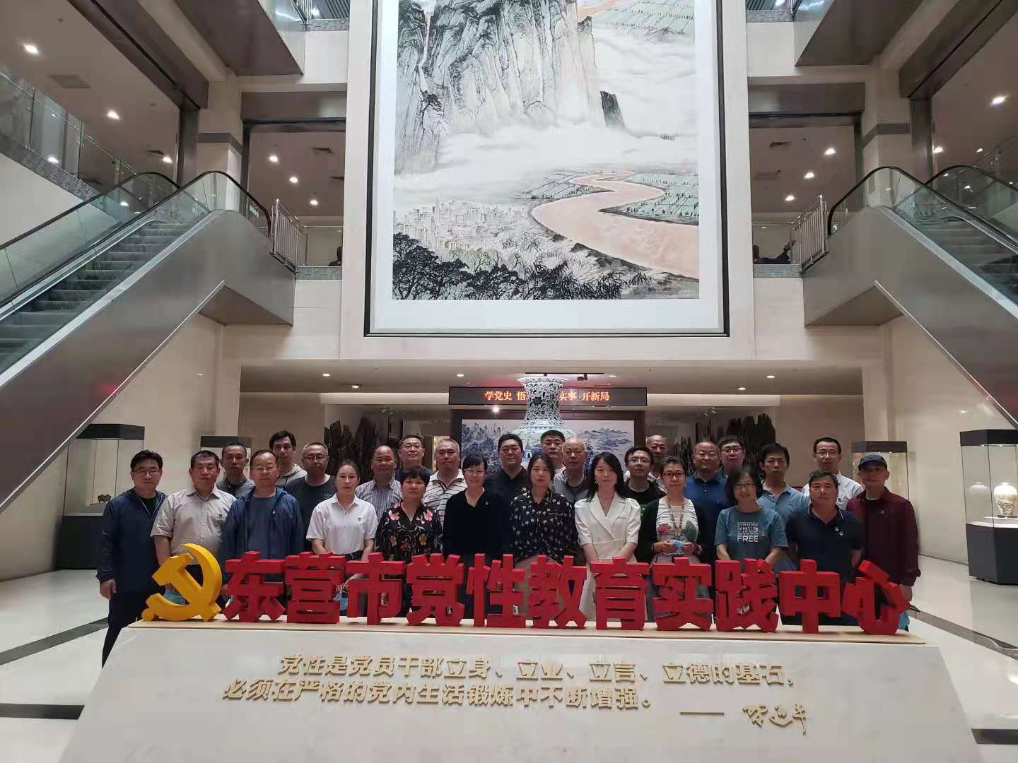 党员到市党性教育实践中心参观学习
