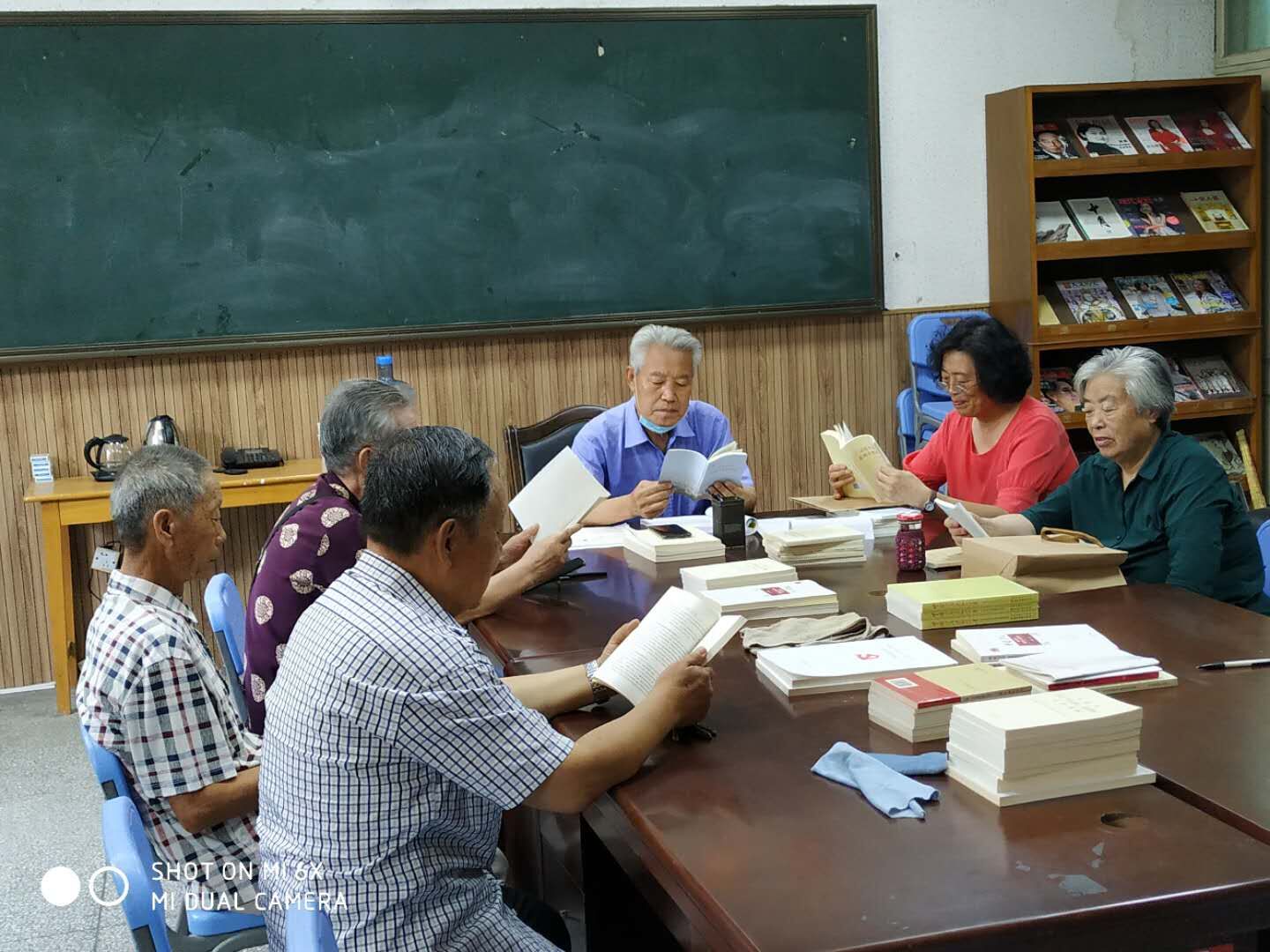 党员们参观知青小镇.jpg