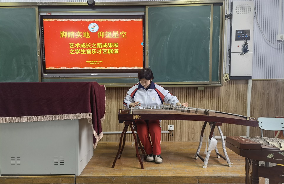 图2古筝演奏