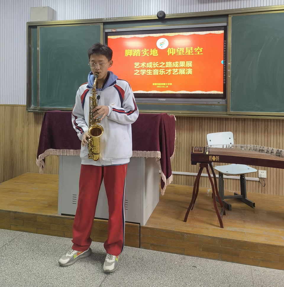 图4萨克斯吹奏