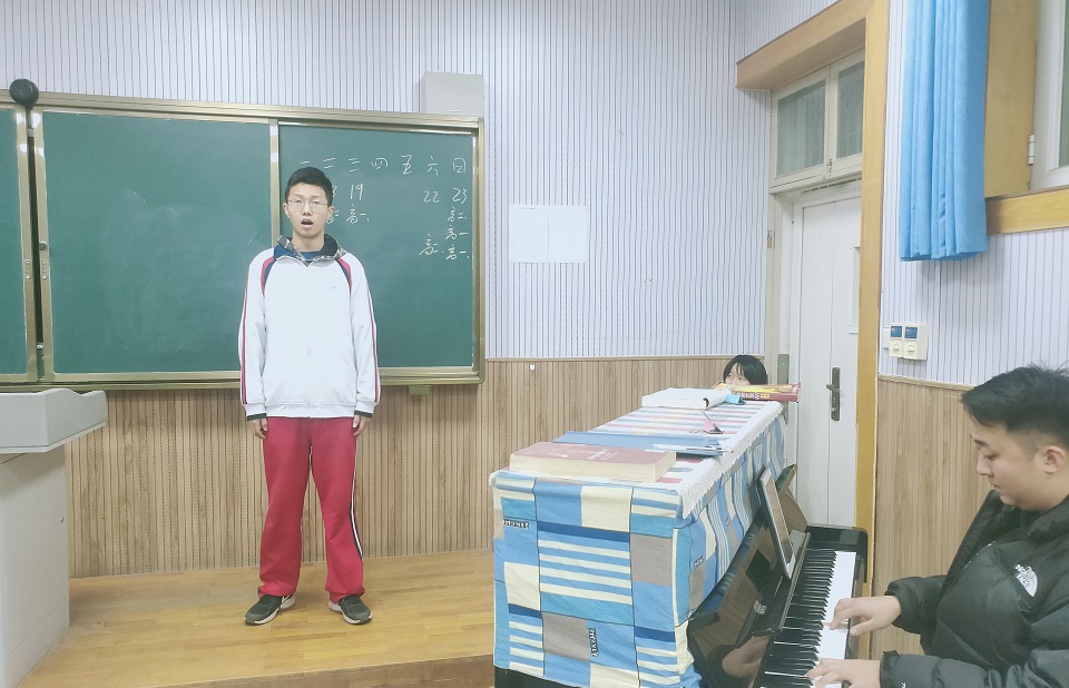 图8声乐表演